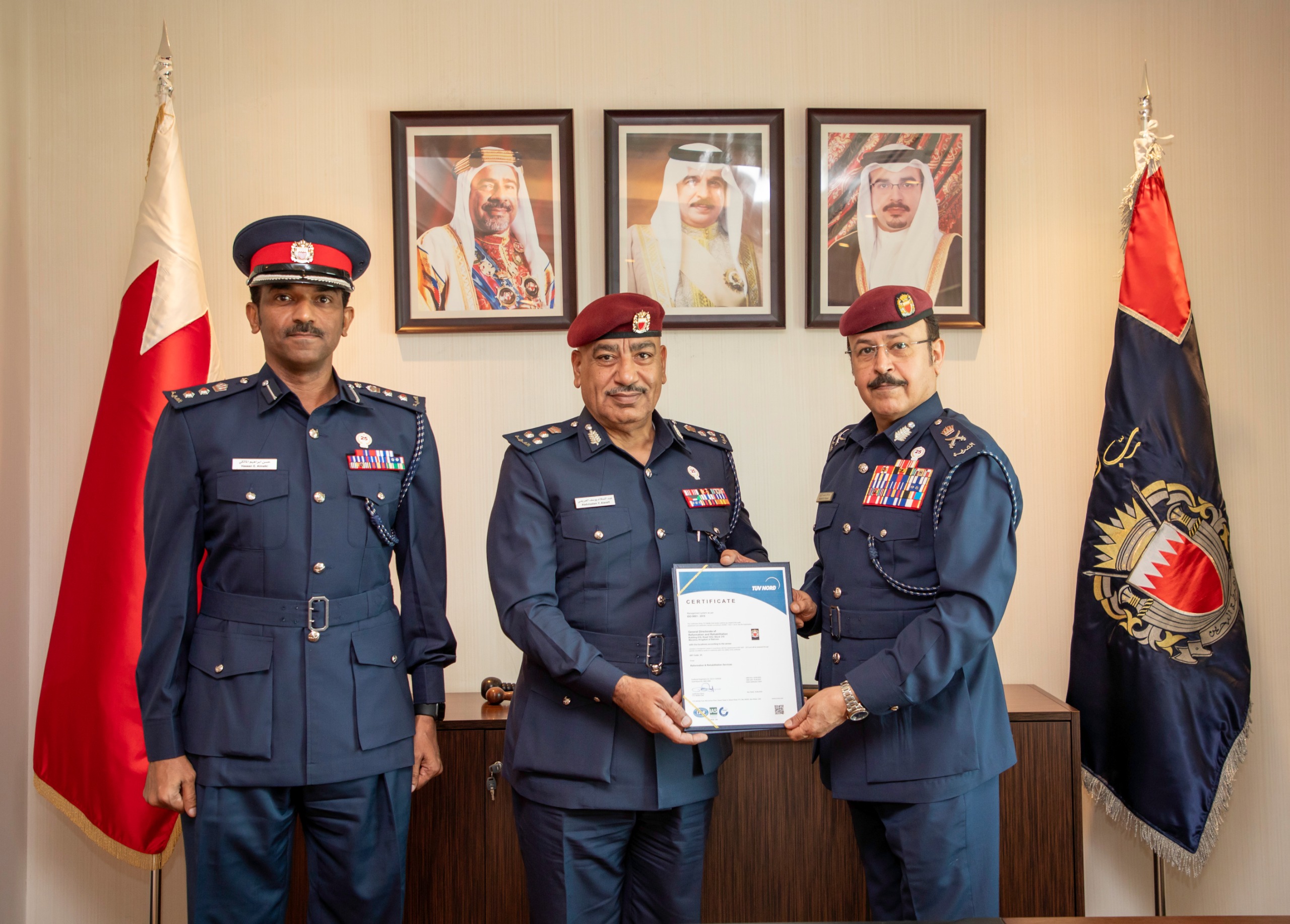 المفتش العام بوزارة الداخلية يسلم الإدارة العامة للإصلاح والتأهيل ومديرية شرطة محافظة المحرق شهادة نظام إدارة الجودة الآيزو 9001:2015<